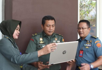 Srenum TNI menghadirkan Imam Resti Muhtahar, S.ST., M.M., selaku Kepala Seksi Pelayanan Sertifikasi Elektronik Balai Sertifikasi Elektronik (BSrE) BSSN sebagai narasumber.
