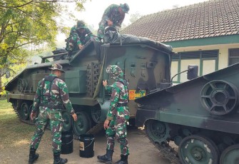 Personel TNI saat persiapan latihan gabungan