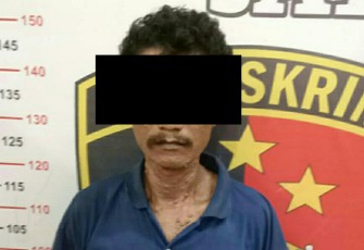 Tersangka (diborgol) saat diamankan
