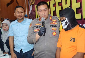 Kapolres Serang AKBP Yudha Satria, saat menggelar presscon di aula Mapolres Serang, Jum'at (28/4/2023). 