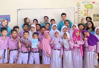 Kelompok 26 KKN UNS foto bersama dengan siswa-siswi SDN Jeblog