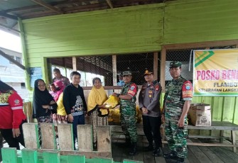 Danramil saat Dampingi Penyaluran Bantuan Korban Ablasi Sungai Kahayan 
