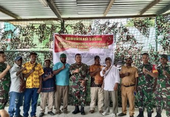 Komunikasi Sosial (Komsos) bersama Komponen Masyarakat (Kommas), di Makoramil Kuala Kencana, Distrik Kuala Kencana, Kab. Mimika, Rabu (22/11/2023).
