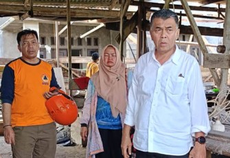 Bupati Natuna Gerak Cepat Pantau Langsung Situasi Rumah Masyarakat yang Roboh di Hatam Angin Kencang