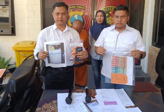 Petugas saat ekspos tersangka dan barang bukti, di Polres Malang, Rabu (20/12/2023).