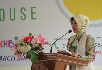 Wakil Ketua Yayasan, Ny. Lusi Sachono saat membacakan sambutan Ketua Yayasan Kartika Jaya Cabang VII Udayana, Ny. Dinni Sonny Aprianto.