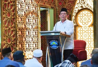 Gubernur Kepulauan Riau H. Ansar Ahmad saat Jadi Khotib Jumat di Masjid An Nur Batam.