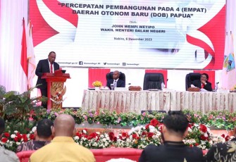 Wempi saat memimpin Rapat Koordinasi Evaluasi APBD se-Provinsi Papua Tengah di Aula Kantor Gubernur Papua Tengah, Rabu (6/12/2023).