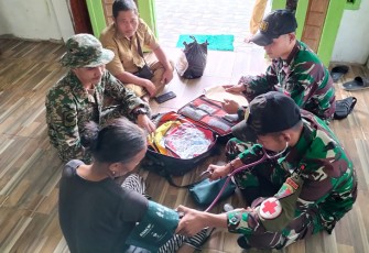 Satgas Pamtas Yonif 645/GTY saat Berikan Layanan Kesehatan dan Baksos