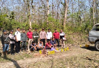 Polisi dan petugas Perhutani KPH Cepu saat melakukan olah TKP di wilayah BKPH Ledok.