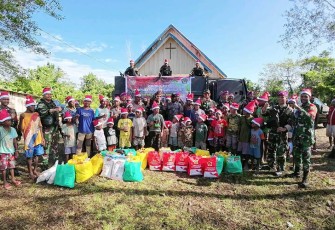 TNI AL saat berikan Bansos ke Masyarakat Yahukimo