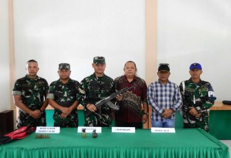 Dandim 0117/Aceh Tamiang Letkol Inf Andi Ariyanto S.I.P., saat menerima satu pucuk senjata api jenis Senjata AK 47 kaliber 12,7 mm, dua buah granat standar dan 12 Munisi Kaliber 7,26 mm. Diserahkan ke kodim 0117/Aceh Tamiang dari seorang mantan Kombatan di Kabupaten Aceh Tamiang, Jumat (5/01/2024). 