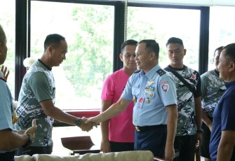Panglima Komando Operasi Udara I Marsda TNI Mohammad Nurdin menerima kedatangan kontingen Tim Tenis Lapangan Koops Udara I setelah usai meraih Juara 3 di Turnamen Tenis Lapangan Kasau Cup 2024, bertempat di Ruang Arjuna Makoops Udara I, Kamis (22-2-2024)