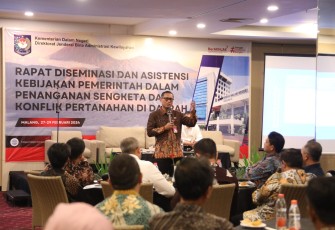 Plh. Dirjen Bina Adwil Kemendagri Amran dalam Rapat Diseminasi dan Asistensi Kebijakan Pemerintah dalam Penanganan Sengketa dan Konflik Pertanahan di Daerah yang berlangsung di Kota Malang, Jawa Timur, Rabu (28/2/2024).