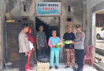 Kapolsek Ranowulu saat memberikan bantuan