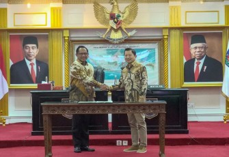Mendagri Muhammad Tito Karnavian bersama Menteri Perencanaan Pembangunan Nasional/Bappenas, Suharso Monoarfa saat meluncurkan Surat Edaran Bersama (SEB), Rabu, 10 Januari 2024 di Kantor Kementerian Dalam Negeri Jakarta.