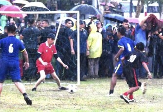 Presiden Jokowi (penjaga gawang) saat Main Bola Bareng Warga Sleman