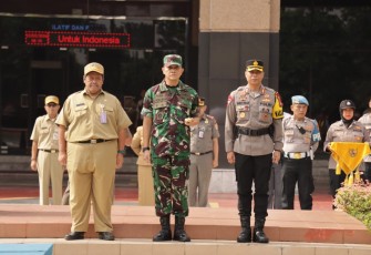 Polres Metro Jakarta Barat bersama 3 Pilar melaksanakan apel pergeseran pasukan di halaman walikota Jakarta Barat, Senin (12/2/2024)
