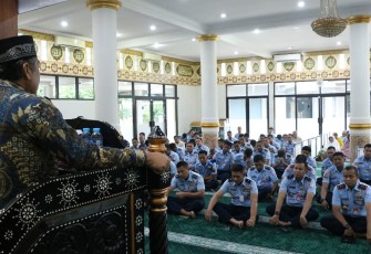 oops Udara I menggelar peringatan Isra Mikraj Nabi Muhammad SAW 1445 Hijriah/2024 Masehi. Dalam kegiatan tersebut dihadiri langsung oleh Pangkoops Udara I Marsda TNI Mohammad Nurdin, Ketua PIA Ardhya Garini Daerah I Koops Udara I Ny. Erin Nurdin beserta pengurus serta Kas Koops Udara I, Ir Koops Udara I, Para Pejabat Utama dan umat muslimin Makoops Udara I. Bertempat di Mesjid Darussalam Makoops Udara I, Rabu (21-2-2024)