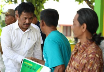 Kepala BP Batam/Walikota Batam, Muhammad Rudi saat Serahkan Kartu BPJS Ketenagakerjaan untuk Nelayan