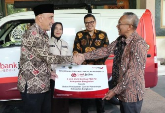 Penyerahan dilakukan secara simbolis oleh Direktur Manajemen Risiko Bank Jatim Eko Susetyono kepada Pj. Bupati Bangkalan Arief M Edie pada hari Kamis (22/2).