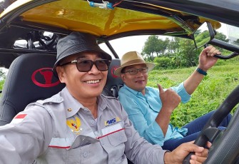  Arie saat menerima kunjungan arsitek kenamaan, Ridwan Kamil di lokasi Kertajati Family Farm & Education Park, Kamis (11/1).