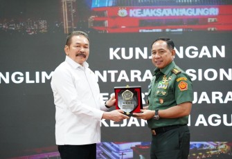 Panglima TNI Jenderal TNI Agus Subiyanto, M.Sc dan Jaksa Agung RI Prof. Dr. H. Burhanuddin, SH., M.M.