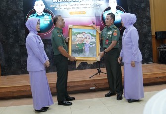 Kapuspen TNI (kanan) pada acara Sertijab dan Pisah sambut Wakapuspen TNI di Aula Balai Wartawan Puspen TNI Mabes TNI, Cilangkap, Jakarta Timur, Selasa (6/2/2024).
