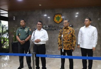 Mentan RI Andi Amran Sulaiman memberikan keterangan pers di Jakarta, Senin (30/12)