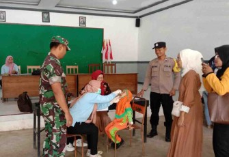 TNI-Polri dalam Upaya Pemberian Vaksin Polio di Desa Sumurup