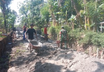 Babinsa Ploso Gotong Royong Kerja Bakti Pemavingan Jalan