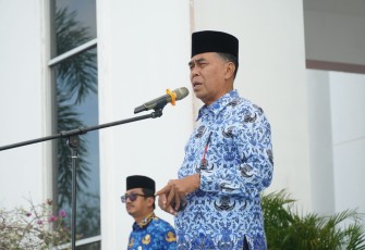 Bupati Natuna, Wan Siswandi saat memimpin apel 17 Hari Bulan dilingkungan Pemerintah Kabupaten (Pemkab) Natuna, di Halaman Kantor Bupati Natuna, Senin, 19 Februari 2024.
