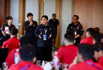 Ketua umum PSSI, Erick Thohir memberi dukungan terhadap Asnawi Mangkualam dkk, saat makan pagi bersama di Hotel di Qatar.