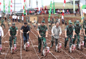 Kasad saat melakukan peninjauan ketahanan pangan Kostrad di Desa Mekarjaya, Ciemas, Sukabumi, Jawa Barat, Kamis (18/1/2024).
