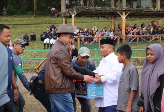 Panglima TNI saat Bagikan Sembako di Bandung