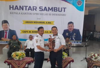 Ariadi Widiawan menerima cindera mata dalam acara hantar sambut kepala kantor UPBU Kelas III Dewadaru Jawa Tengah di aula Bandara Ngloram  Cepu.