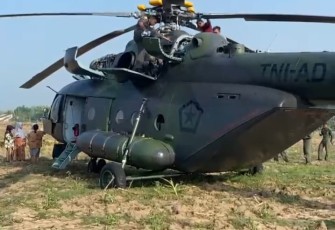 Sebuah helikopter milik TNI AD yang berawak 10 orang mendarat darurat di areal persawahan di Desa Kadengan Kecamatan Randublatung Kabupaten Blora, Sabtu (2/11/2024) pagi.