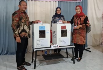 Calon Bupati Karanganyar Rober Christanto bersama istrinya, Farida, saat berada di TPS 01 Dusun Dawan, Desa Gaum, Kecamatan Tasikmadu, Rabu (27/11/2024).