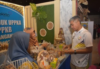 Pj Bupati Karanganyar saat meninjau langsung salah satu stand dalam gelaran Karanganyar Expo 2024 di Gedung Kebudayaan Karanganyar