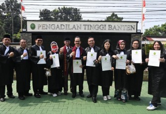 Tokoh Nasional Soegiharto Santoso Resmi Jadi Advokat Peratin