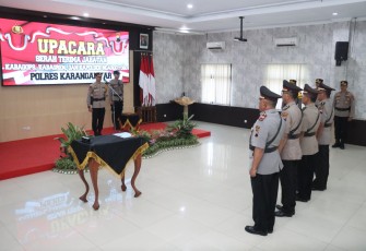 Kapolres Karanganyar AKBP Jerrold Hendra Yosef Kumontoy memimpin upacara serah terima jabatan (Sertijab) Kabag Ops, Kabagren, dan Kapolsek Ngargoyoso, pada Selasa (27/8/2024) pagi, di Aula Wira Pratama 1 Polres Karanganyar