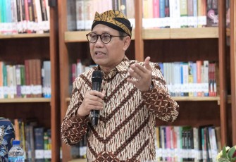 Mendes PDTT Abdul Halim Iskandar yang akrab disapaGus Halim saat menghadiri Sosialisasi - Dialog Publik Keputusan Mendes PDTT No 3/2024 tentang Taman Bacaan Masyarakat Desa di Desa Mojosongo, Jombang, Jawa Timur, Sabtu (27/1/2024).