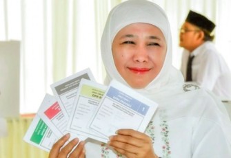 Khofifah Indar Parawansa saat menyalurkan hak pilihnya di pemilu 2024