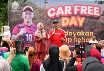 Pj Gubernur Sulsel Prof Zudan Arif Fakrulloh saat memberikan sambutan dalam acara car free day di jalan Sudirman Makassar, Minggu (26/5)