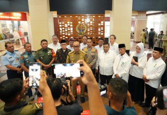 Pj Gubernur Sulsel Prof Zudan Arif Fakrulloh saat memberikan keterangan pers 