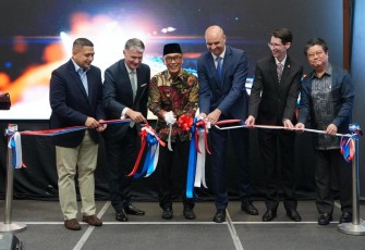 Pj Gubernur Sulsel Prof Zudan Arif Fakrulloh menggunting pita resmikan kantor Konsulat Kroasia di Makassar 