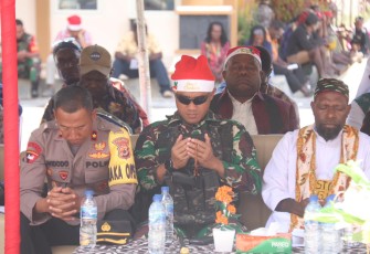 Dansatgas 330, Mayor Inf Dedy Pungky Irawanto, S.I P., M.I.Pol, di Kantor Bupati Intan Jaya, Papua Tengah, pada Sabtu (6/1/24).