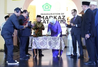Prof. Dr. Nahla menandatangani prasasti peresmian pembangunan Markaz Tathwir didampingi oleh Wakil Menteri Agama RI Saiful Rahmat Dasuki
