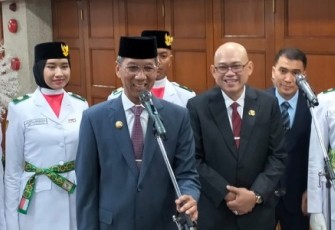 Pj Gubernur DKI Jakarta Heru Budi Hartono, saat mengukuhkan 42 Paskibraka Provinsi DKI Jakarta. Rabu (14/8/24).
