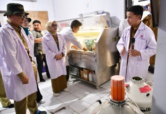 Pj Gubernur Sulsel Prof Zudan Arif Fakrulloh saat menerima pemaparan dalam kunjungan ke pusat pembibitan ternak unggulan di Pucak Maros